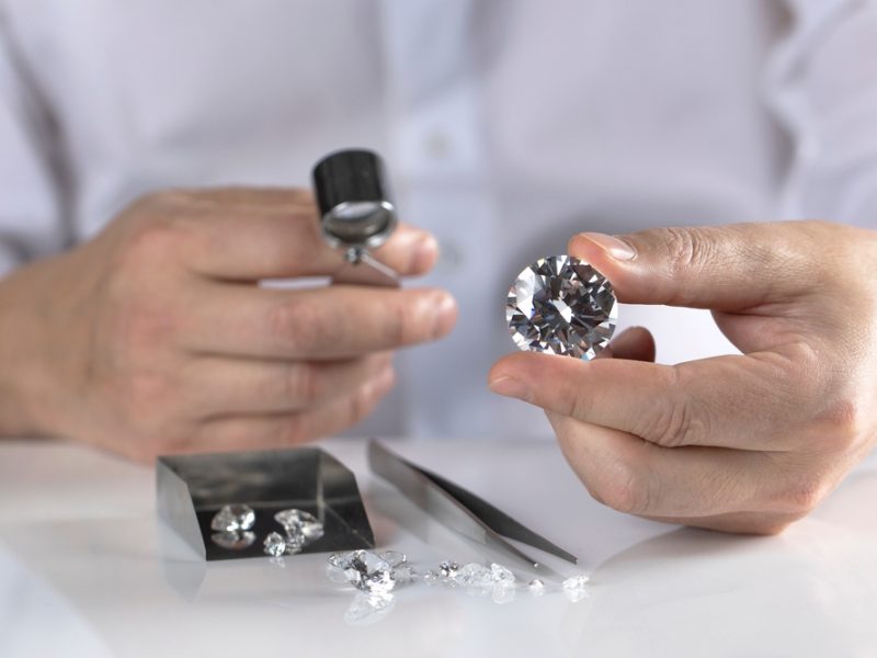 Perizie, valutazioni e stime di gioielli con diamanti e diamanti da investimento